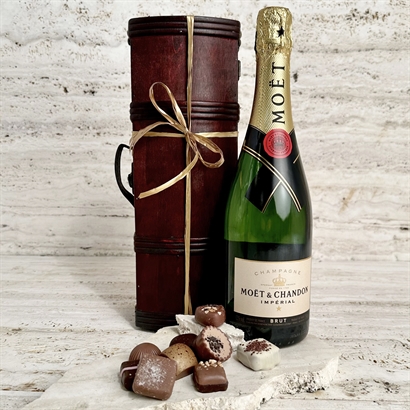 Smukt træskrin med Moet Champagne og 9 stykker luksus dessertchokolade.